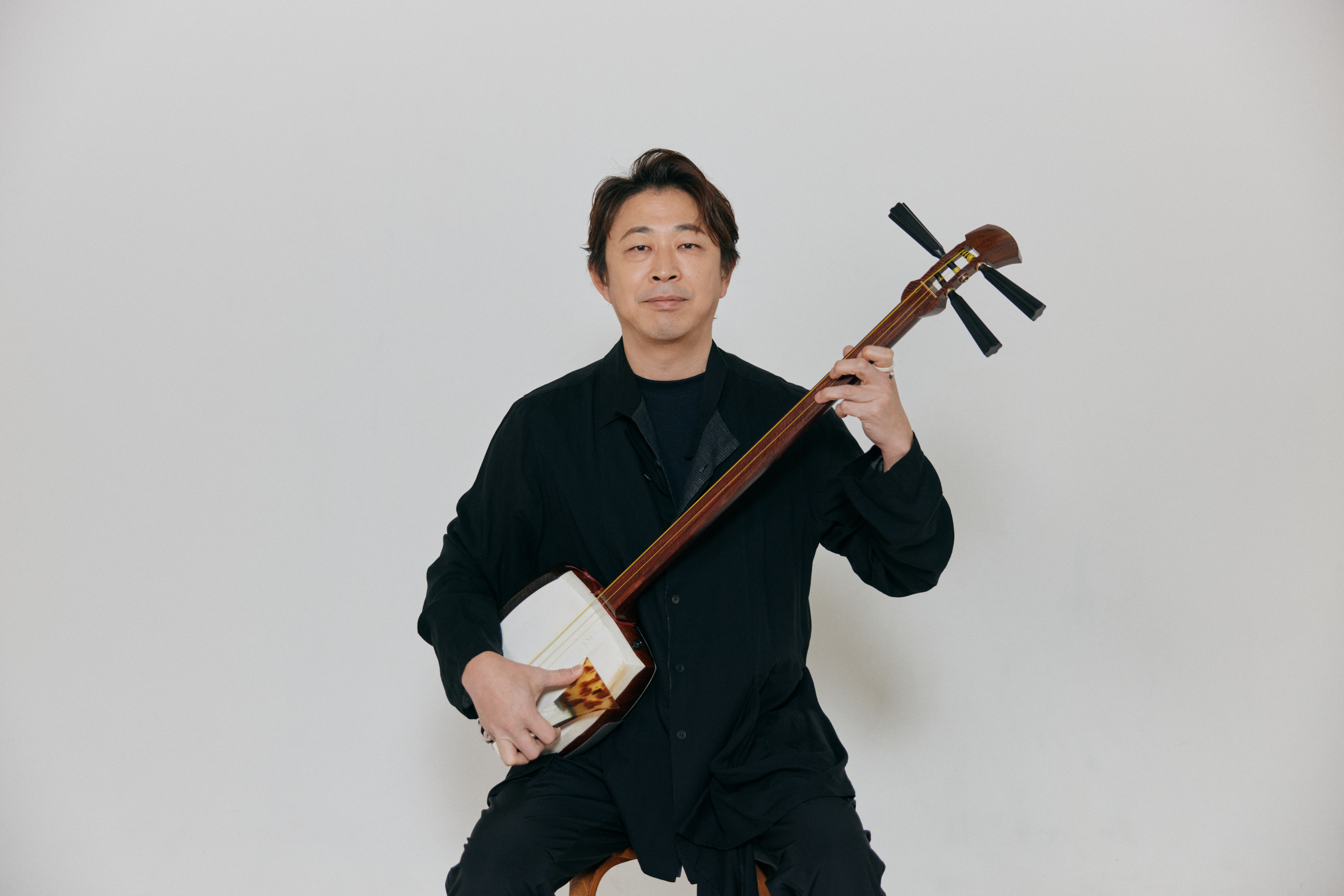 三味線に穴を開けた日から。上妻宏光が世界と共演するための相棒の形